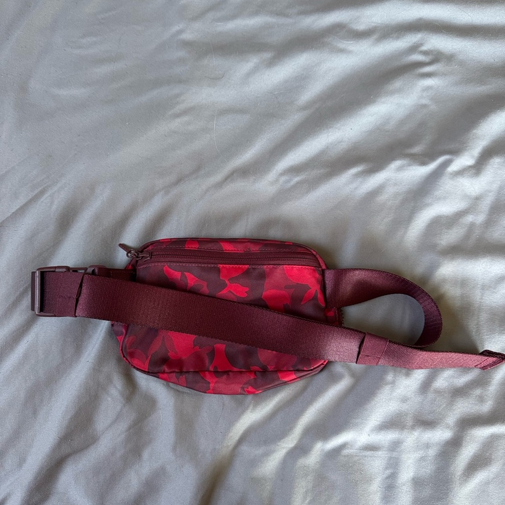 Lululemon Everywhere Belt Bag Lunar New Year 1L - Picture 2 of 5